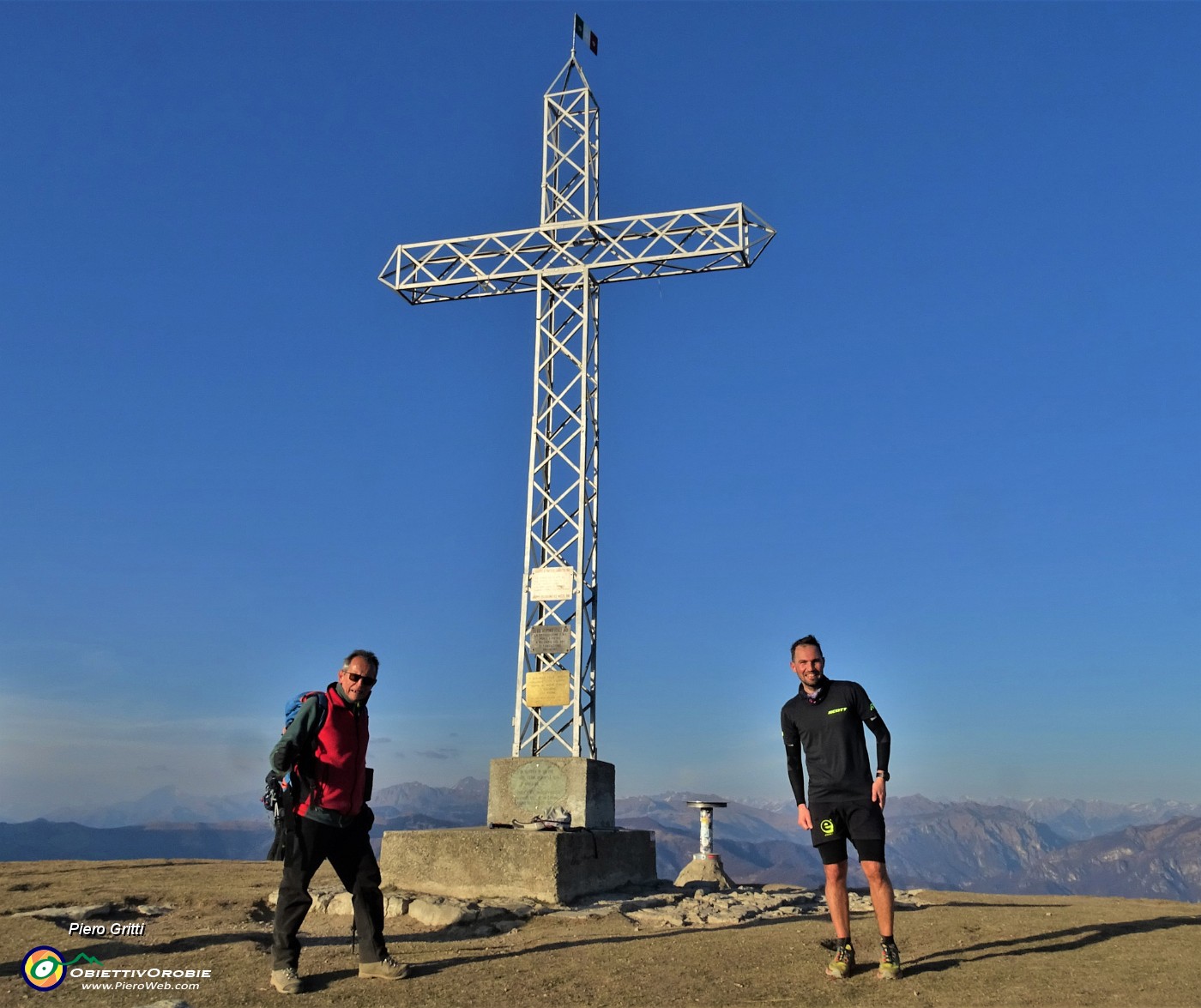 49 Piacevole incontro alla croce di vetta del Linzone con mio nipote .JPG -                                